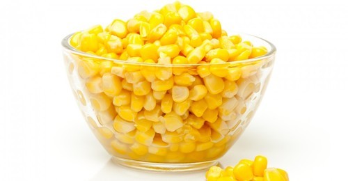 чашка с зернами кукурузы