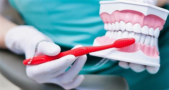 чистка зубных протезов