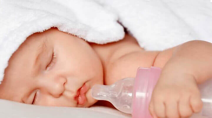 младенец уснул с бутылочкой