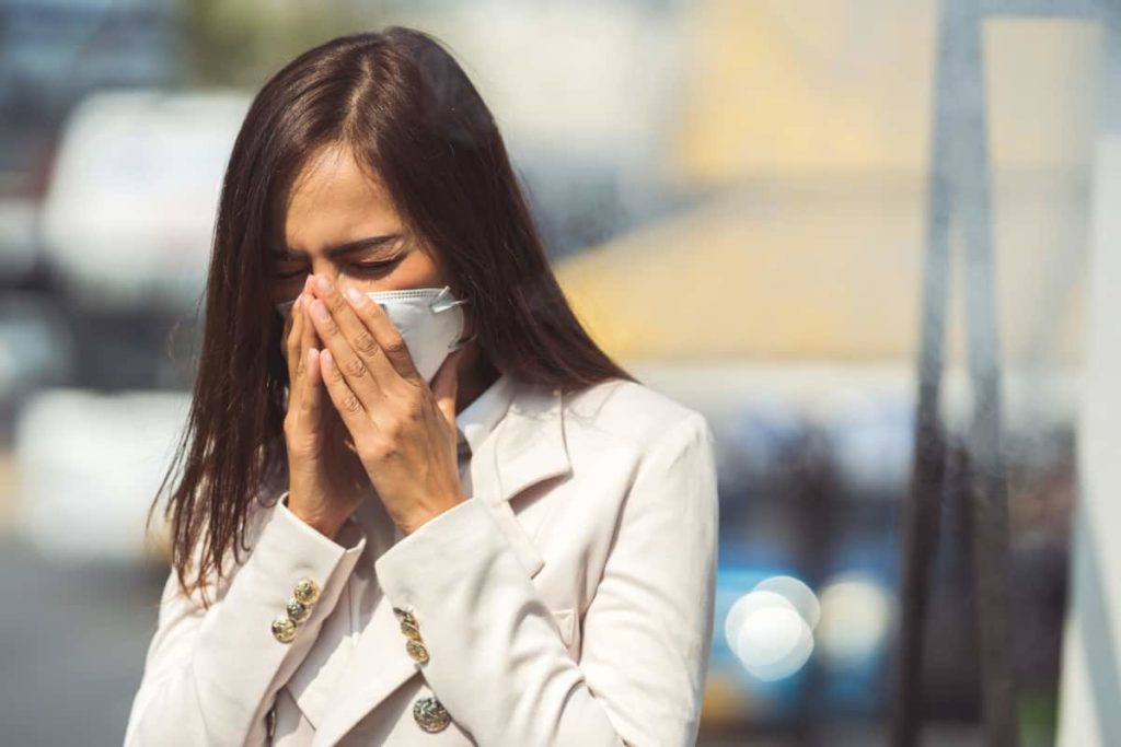Почему может возникнуть аллергия на медицинскую маску?