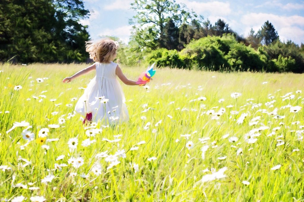 девочка бежит по траве