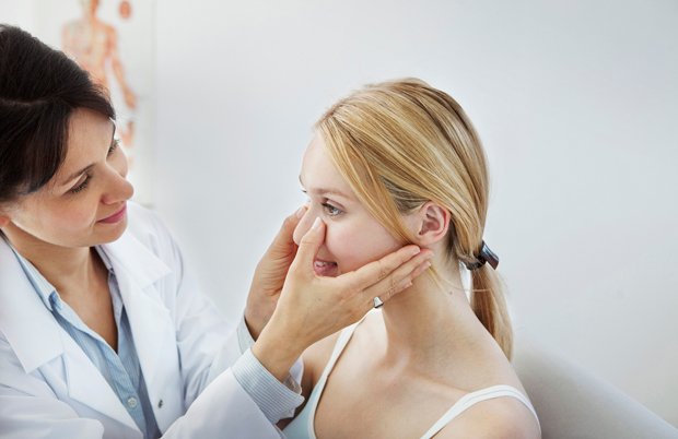 Обследование носа у врача