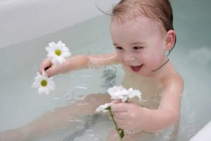 Можно ли купать ребенка при аллергии
