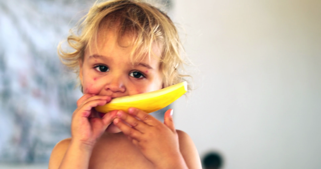 ребенок кушает фрукты