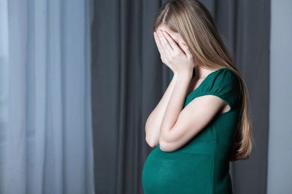 беременная девушка плачет